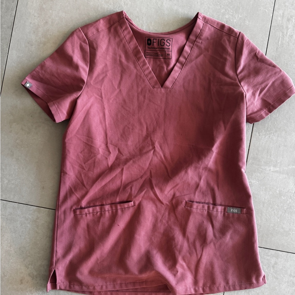 Figs Women's Short Sleeve V-Neck Top in Rose